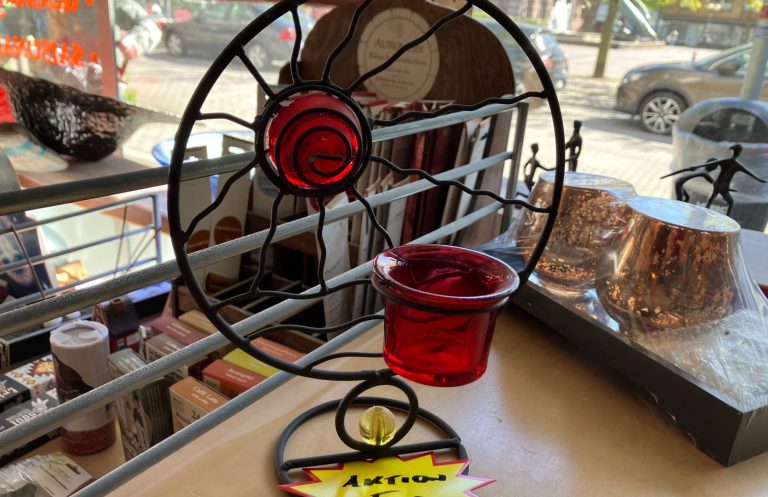 LKW mit Weihnachtsmann und bewegter Landschaft im Anhänger